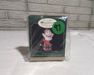 Hallmark 1999 Snowy Surprise Miniature Ornament Club Exclusive