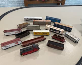 Ho Scale Freight Cars 16-piece Lot With Beer & Branded Boxcars