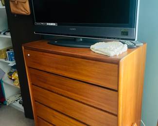 Dresser 100
Tv $20