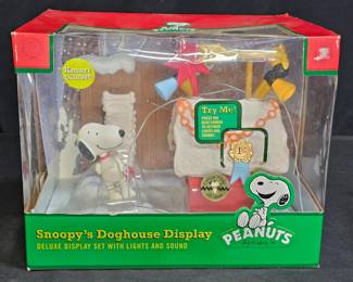 NIB 2010 Peanuts Snoopy's Doghouse Display