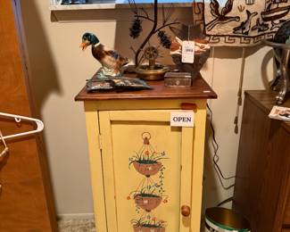 Handcrafted Vase, Duck Figurines, Western Lamps