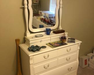 dresser/mirror