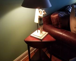 Drop leaf accent table