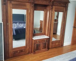 Spectacular mirrored dressing station