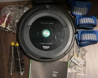 04 Robot Roomba With Manual And Accessories