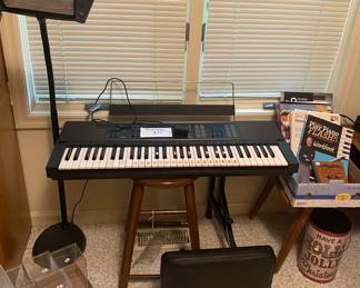 Yamaha keyboard/stool