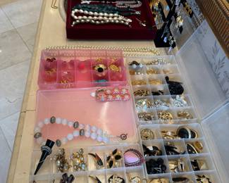 Small Quantity of Costume Jewelry