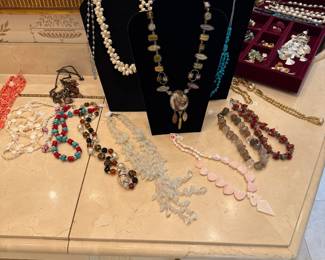 Small Quantity of Costume Jewelry