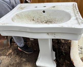 Topra pedestal sink