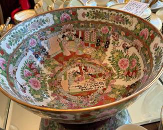 Rose medallion center bowl