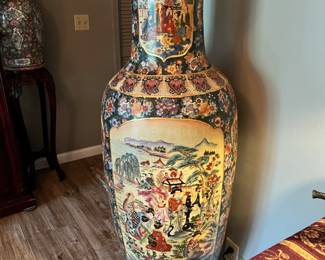 Meiji period Royal satsuma vase, hand painted/made circa 1868 -1912