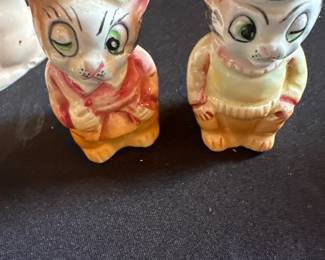 Vintage Cat Salt & Pepper Shakers.