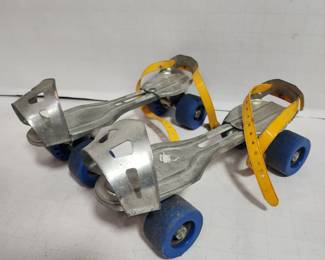 ROLLER SKATES