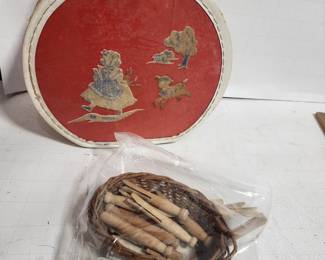 TOY SUITCAS AND CLOTHES PINS VINTAGE
