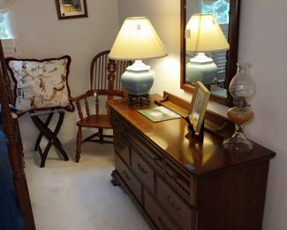 dresser with mirror, lamps