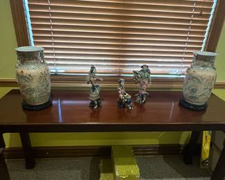 Chinese porcelain ladies and pair of Chinese urns on stands