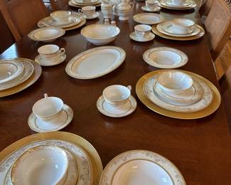La Luna set of 8 to include
Dinner plate, salad plate, soup bowl, cup and saucer and 8 gold chargers