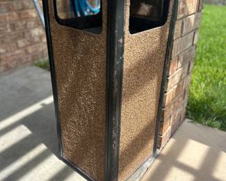 Outdoor trash can