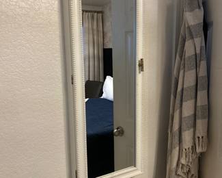 Mirrored jewelry holder