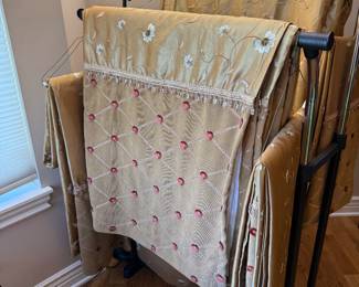 HIGH QUALITY CURTAIN PANELS AND MATCHING PILLOWS. 54 X 94 AND 54 X 120, BLACK OUT LINING