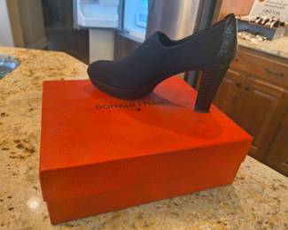 NEW DONALD PLINER SHOES