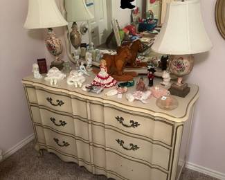 Beautiful dresser with mirror, the missing handle is in one of the drawers
