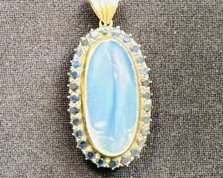 Moonstone pendant in gold setting