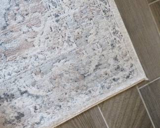 Gray/beige area rug