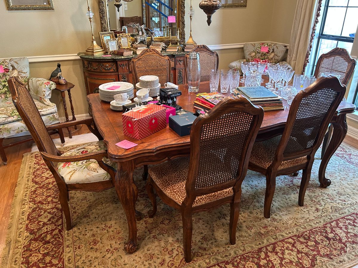 French provincial dining table with six chairs and two leaves
