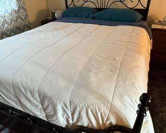 111 CompleteQueenBedLikeNew