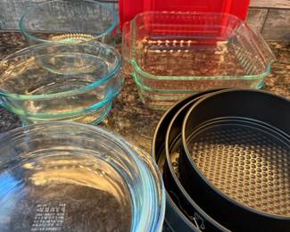 227 PyrexGlassBakewareNonStickSpringformPanSet