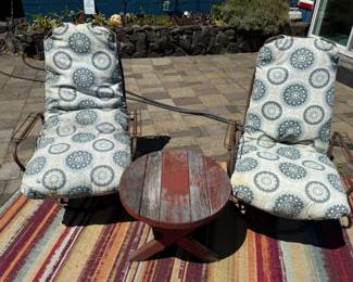 261 2VintageLoungeChairsTable