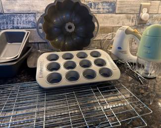 193 BakingPansHandMixerUSBChopperCoolingRacks