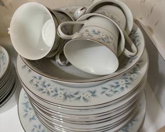 Town house Fine China, Blue Belle Dish Set
