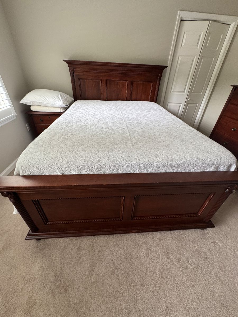 Very nice Queen size bed