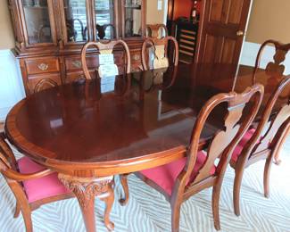 Beautiful dining table with leaf and 8 chairs