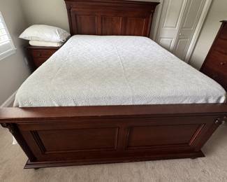 Very nice Queen size bed