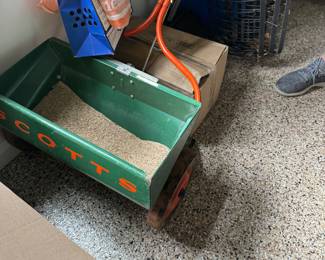 Fertilizer spreader