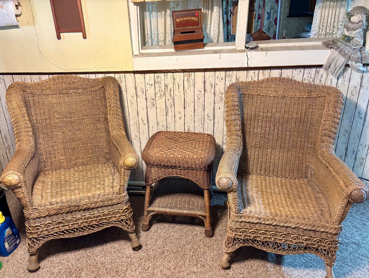 6 pieces set of Wicker, including a loveseat, 2 chairs, 2 side tables and 1 coffee table