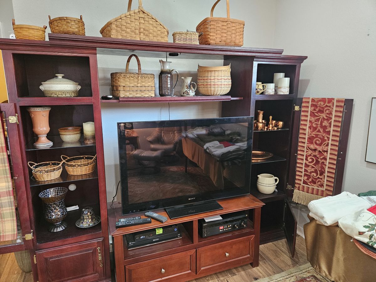 We are pleased to be hosting this sale for the estate of Bud Stapelton in the prestigious Country Club of Mount Dora. It is tastefully furnished with a variety of furniture from antiques to traditional; golfing memorabilia, art, and decor,