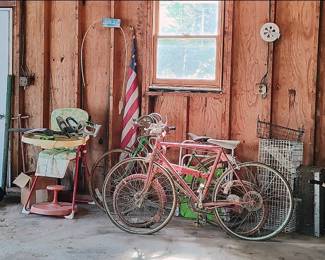 Overview of the garage.