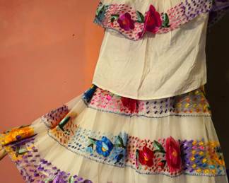 Vintage Mexican regional top and skirt. Chiapas folklorico, circa 1940s-1950s