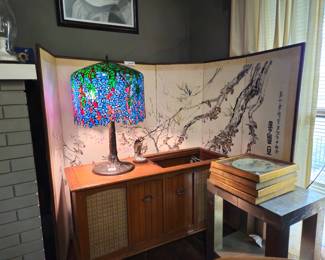 Large tabletop 32" lamp, vintage stereo, small scale Chinese folding screen (several small tears)