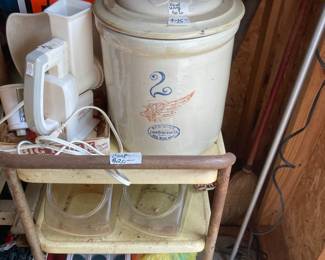 Nice red wing crock with lid. Has a chip on top lip.