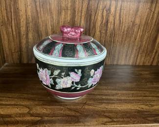 Hand Painted Dynasty H.P.F. Macau Jar w/Lid