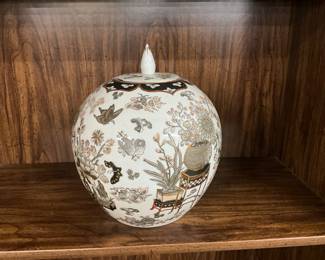 Chinese Hand Painted Porcelain Jar w/Lid Made in Macau