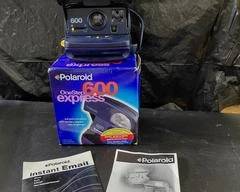 Vintage Polaroid 600 One Step with instant email software and manual, in box. Nice condition and works, 1 handle strap missing.