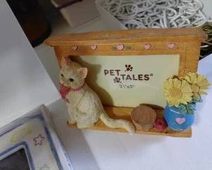 Kitty Picture Frame with 3-D Cat, Flowers in vase, an apple, and a bucket, 3.5"x5", good condition like new and very cute.