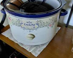 Large Crock Pot with removable bowl, good condition, no cracks, chips, etc.