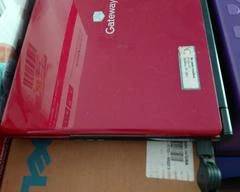 Gateway Laptop Computer w/Mouse Attached.